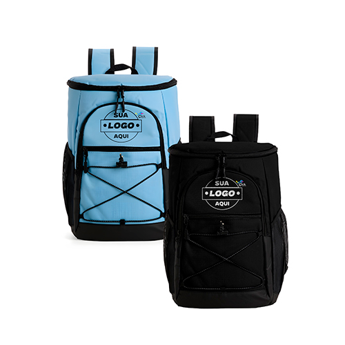 Mochila térmica confeccionada em poliéster impermeável com detalhes em couro sintético e capacidade máxima de 13 litros, distribuída em dois compartimentos revestidos em PEVA: um interno antivazamento e outro, menor, localizado na parte externa. Possui ainda três bolsos externos, incluindo dois em tela de nylon com elástico e um com fechamento em zíper e cordão de elástico ajustável, além de alças e painel traseiro revestidos em espuma respirável.
Altura :  35 cm
Largura :  26 cm
Profundidade :  17 cm
Medidas aproximadas para gravação (CxL):  8 cm x 16 cm